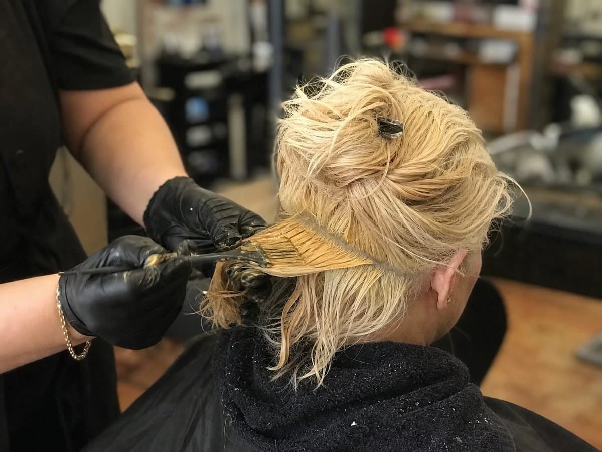 Colorimétrie coiffure : guide des niveaux de ton, fonds et neutralisation des reflets