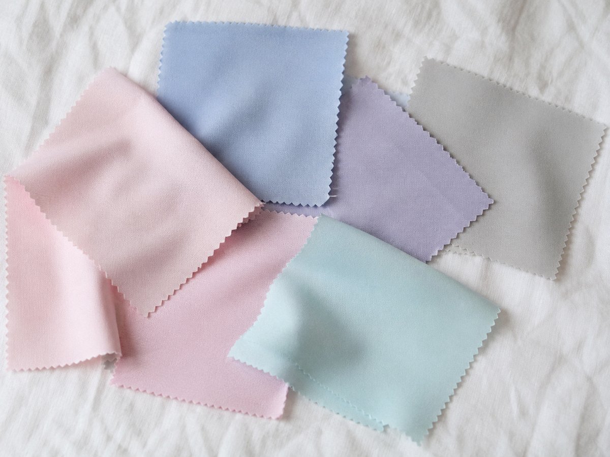 Palette colorimétrique été clair avec roses poudrés, bleus glacier, lavande et gris perle