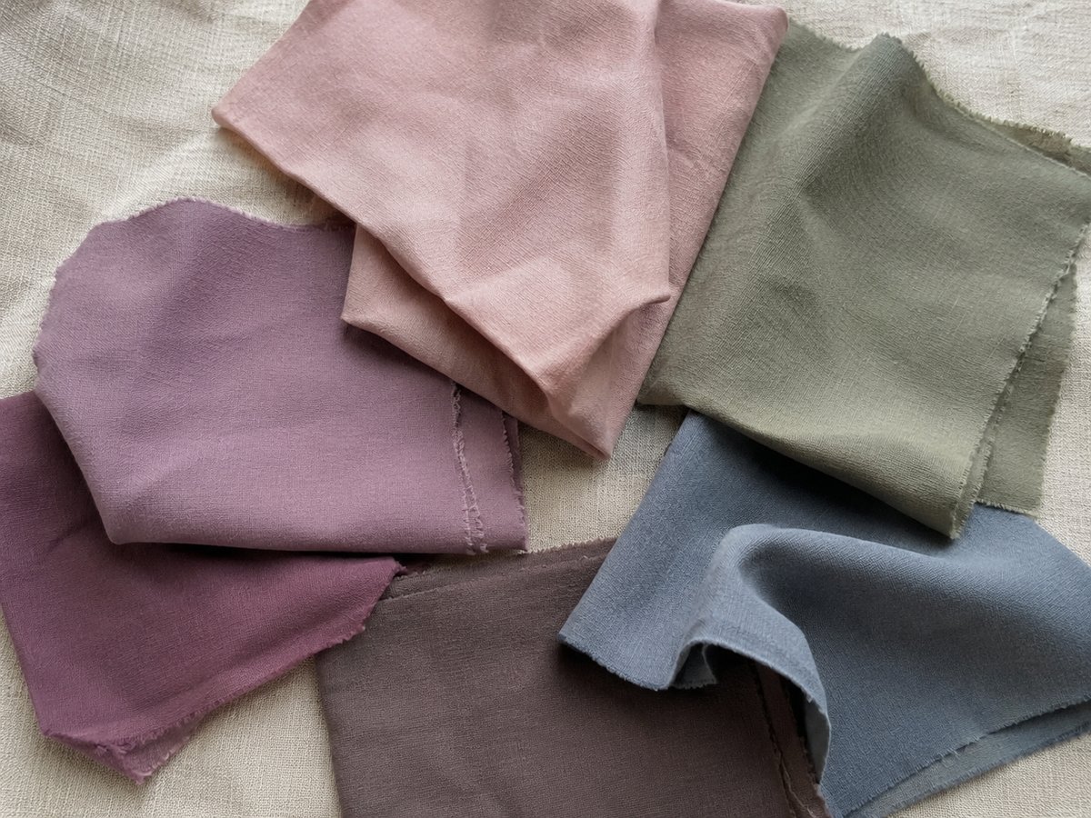 Palette colorimétrique été doux avec roses taupe, verts sauge, bleus grisés et prunes désaturées