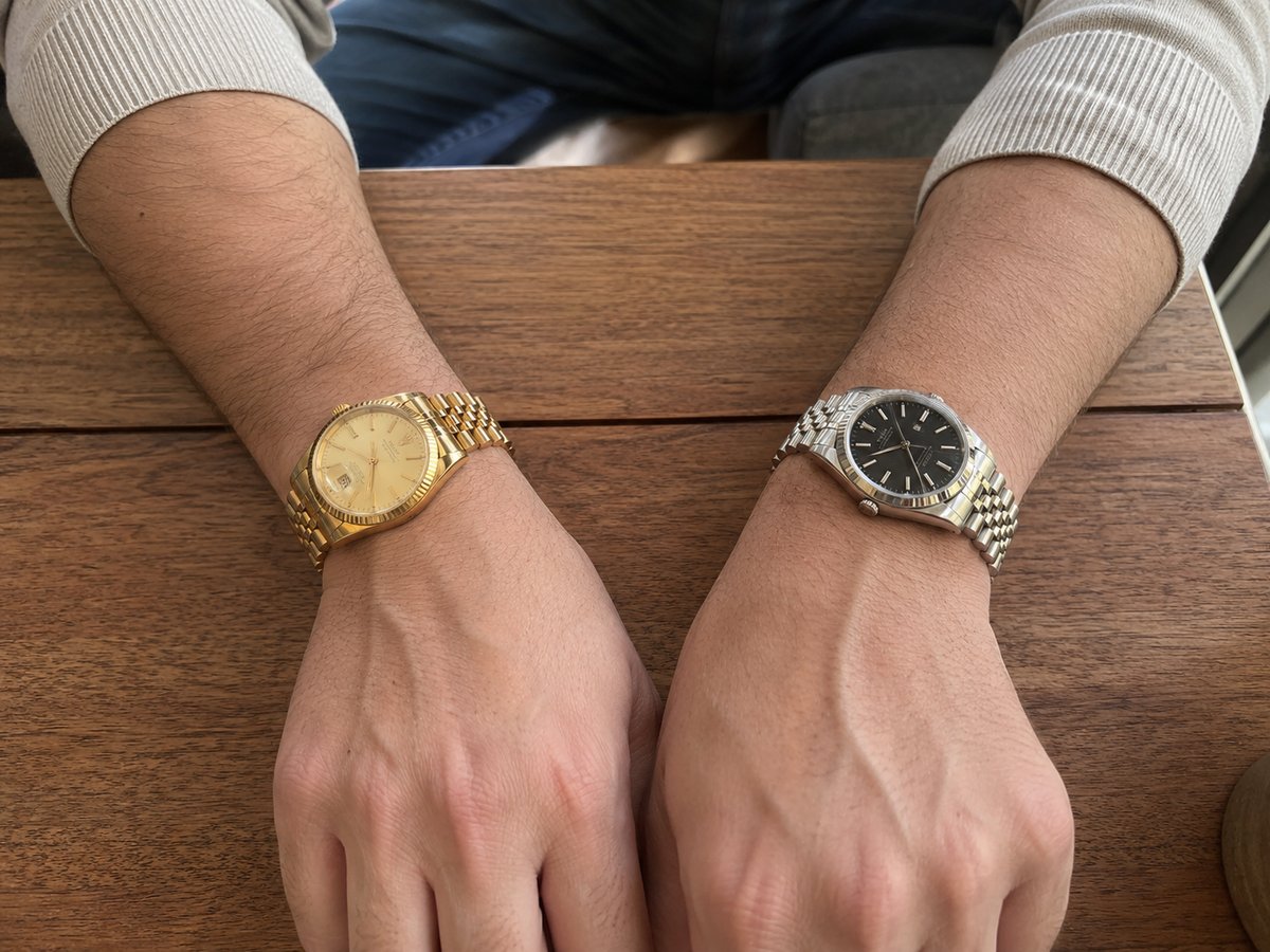 Deux montres, l'une dorée et l'autre en acier argenté, portées sur un poignet masculin pour le test colorimétrique